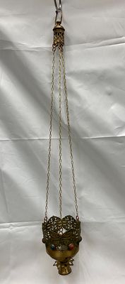 Старинная подвесная лампада кадило.
Латунь, инкрустация натуральным камнем.
Общая высота 51 см.