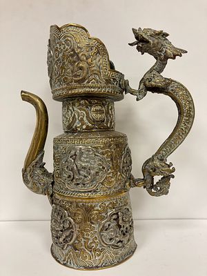 Архаичный китайский чайник с ручкой-драконом и богатым традиционным декором по всему корпусу 