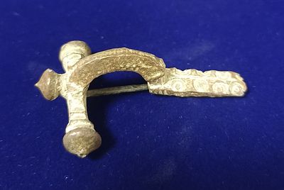 Древнеримская бронзовая фибула с графическим узором, куполообразным окончанием и подвижной 