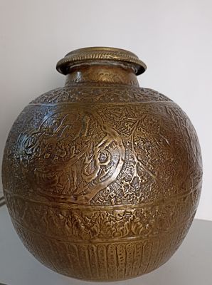 Большой индийский латунный сосуд с богатой чеканкой. Являлся подставкой для хукки- 