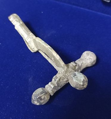 Большая древнеримская бронзовая фибула с фигурным элементом и выпуклым гребнем. Длина: 7,3 см. 