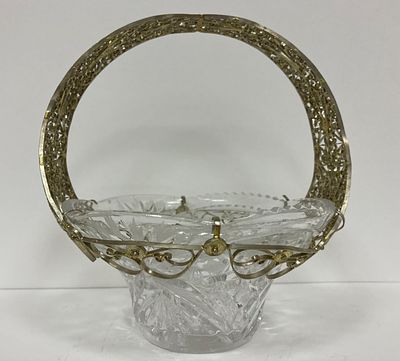 Изящная конфетница с ажурной широкой ручкой и декоративным оплетающим элементом. 
Скань 