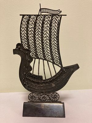 Коллекционная скульптура &laquo;Ладья&raquo;.
Тончайшие нити мельхиора искусно переплетались мастером в 