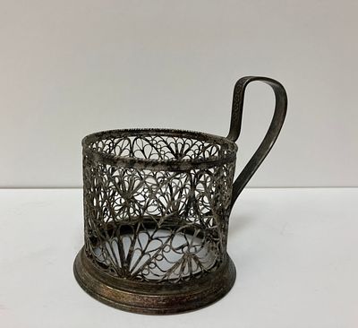 Изысканный подстаканник &laquo;Лес&raquo;.
Тончайшие нити мельхиора искусно переплетались мастером в 