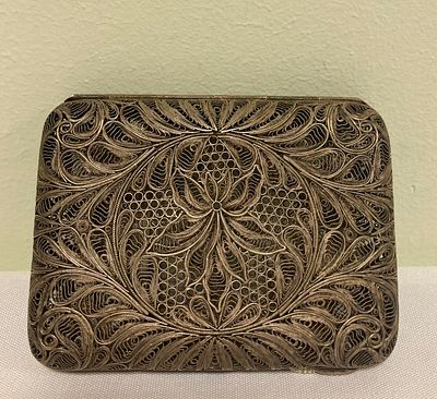 Портсигар &laquo;Цветок&raquo;.
Высокое мастерство и особый художественный взгляд требовались мастеру 