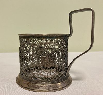 Изысканный подстаканник &laquo;Груши&raquo;.
Тончайшие нити мельхиора искусно переплетались мастером в 