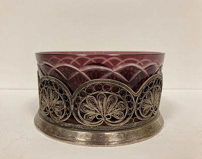 Изящная конфетница в ажурной ложе &laquo;Барвинок&raquo;.
Скань (мельхиор), цветное фигурное стекло. 