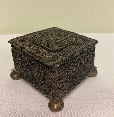 Богатый ларец с крышкой и шарообразными ножками.
Размер: 8 х 8 см
Н=6 см 
Мельхиор, скань. 