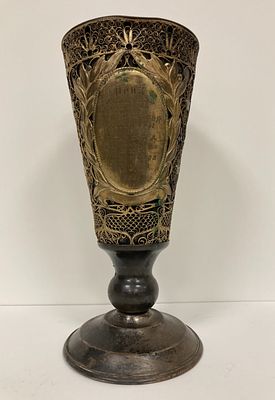 Большой наградной кубок. Поздравительная гравировка:
&laquo;Приз комитета по делам физической 