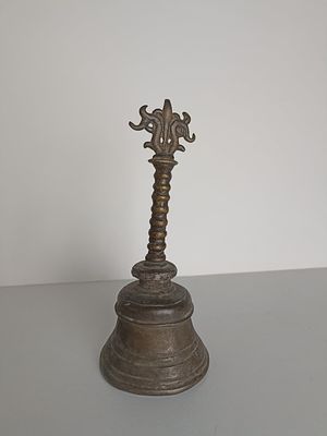 Раритетный бронзовый колокольчик с рельефной ручкой, увенчанной растительным декором.
Н=15,5 