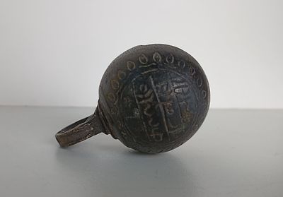 Старинный восточный колокольчик-бубенец шарообразной формы с традиционной надписью и 