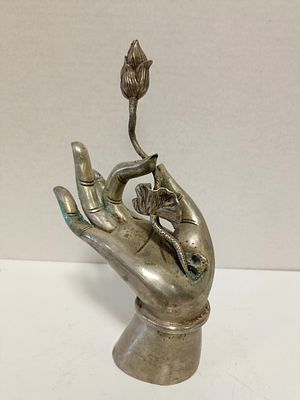 Изящная статуэтка "Рука Будды" (второе название "Росток жизни"). Тибетское серебро 