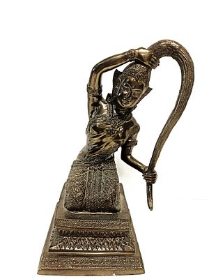 Редкая буддийская латунная скульптура Пхра Мае Торани, омывающая свои волосы.
Высота 24 см