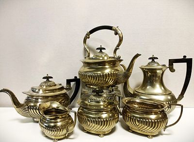 Большой старинный кофейно-чайный сервиз с классический графическим узором и комбинированными 