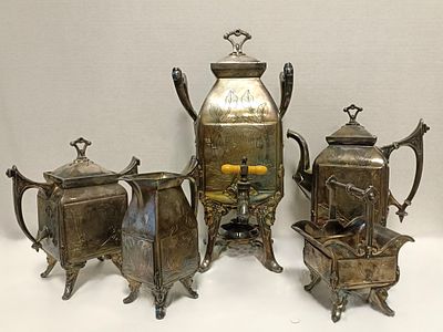 Серебрёный антикварный чайный набор необычной формы с красивым чеканным узором. 5 предметов: 