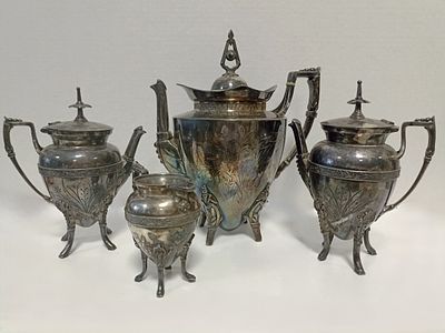 Старинный койеный сервиз из 4 предметов: чайника, двух кофейников и сливочника. Серебрение 