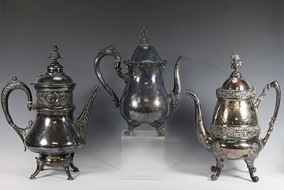 Три богато украшенных старинных чайника в викторианском стиле. Каждый имеет маркировку 