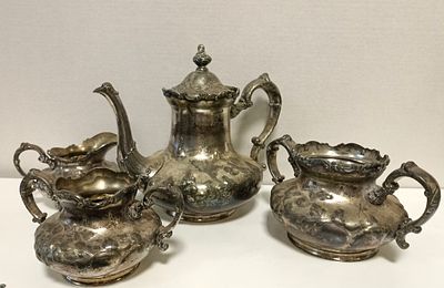 Красивый чайный сервиз в барочном стиле. 4 предмета: Чайник, сливочник, сахарница, конфетница. 