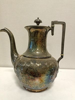 Старинный серебрёный кофейник/чайник. Маркировка и номер на донышке. Богато украшен чеканкой. 