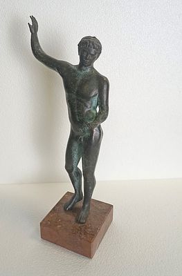 Изящная бронзовая скульптура &laquo;Обнаженный эфеб&raquo; на каменном постаменте.
Оригинал античной статуи 