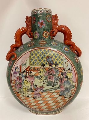 Большая китайская фарфоровая ваза Famille Verte плоской формы с узким горлышком и ручками в 