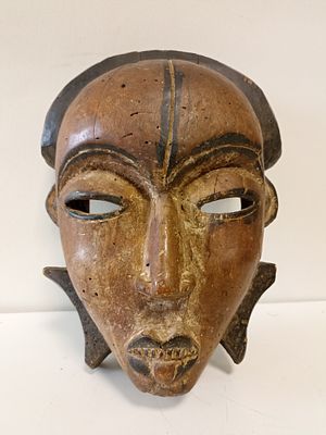 Старинная ритуальная маска Агбогхо Ммуо (Дух Девы), народность Игбо (Нигерия).
Дерево, хорошая 