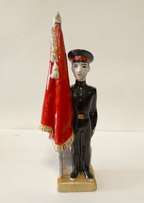 Статуэтка &laquo;На параде&raquo; 
Барановский фарфоровый завод, 
Автор Присяжнюк.
Фарфор, ручная роспись 