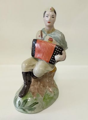 Статуэтка &laquo;Гармонист&raquo;
Барановский фарфоровый завод, 
Автор Присяжнюк.
Фарфор, ручная роспись 