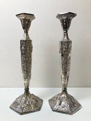 Пара изящных европейских посеребренных подсвечников. Каждый образец богато украшен рельефными 