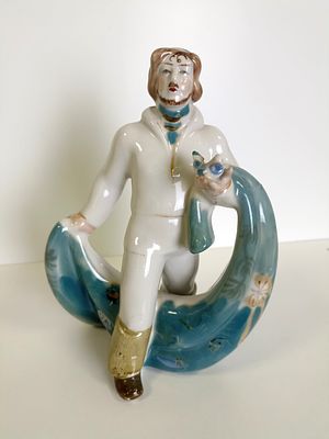 Фарфоровая композиция 
&laquo;Рыбак с сетью&raquo;. 
Полонский завод художественной керамики. 
Автор В. В. 