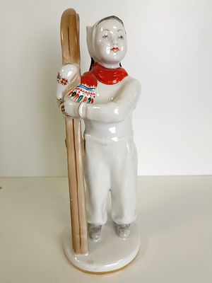 "Лыжница", 
Ленинградский фарфоровый завод, 
клеймо, номер, реставрационная склейка (край 