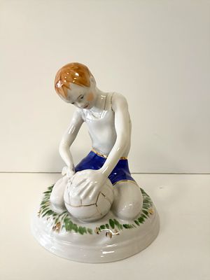 Статуэтка &laquo;Футболист&raquo;, 
Фарфоровое производство Кузнецова , фабрика &laquo;На Волохове&raquo;, 
Автор 