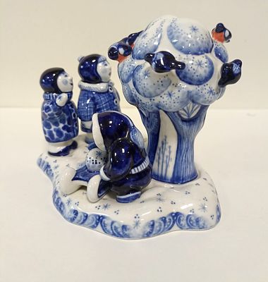 Редкая фарфоровая композиция 'Снегири', 
Авторская гжель Черновых.
Авт.Черновы Л. И В.
2021 г. 