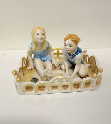 Большая редкость! Необычная подвижная фарфоровая статуэтка-триптих &laquo;Валерик и Варенька в 