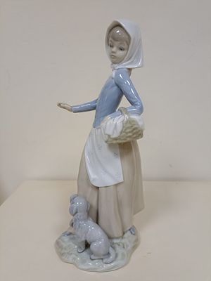 "Девочка с собачкой"
Фарфоровая статуэтка. Лимитированный тираж. Номерная композиция. Высота 26 