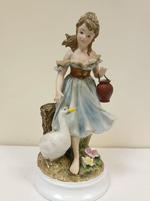 Фарфоровая композиция "Девочка и гусь". Фарфор. Европа. Высота 23 см.