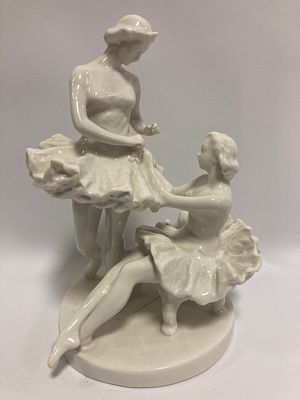 "Балерины перед выступлением" Ленинградский завод фарфоровых изделий. Автор В.Сычев. Высота 26 