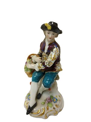 Фарфоровая статуэтка &laquo;Кавалер с корзинкой&raquo;.
Франция, мануфактура Эдме Самсона 1885-1920 гг. 
