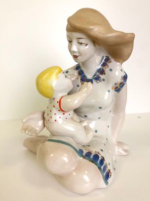 Статуэтка &laquo;Материнство&raquo; из серии &laquo;Счастливое детство&raquo;, 
Полонский завод художественной керамики 