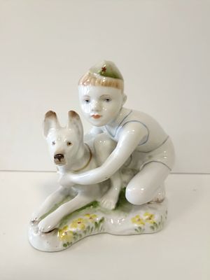 Статуэтка "Юный пограничник с собакой". 
Ленинградский фарфоровый завод, 
Скульптор Столбова 