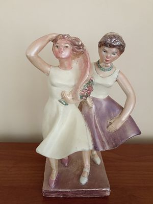 Гипсовая статуэтка &laquo;Две подруги&raquo;.
Высота 29 см. 
СССР, XX век. 60-е годы.
Кунгурский завод 