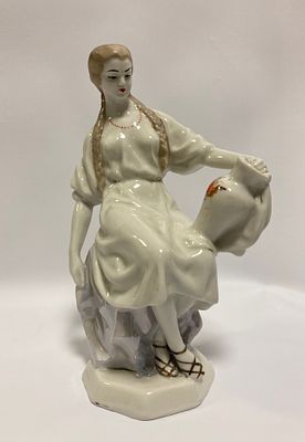 Фигура из фарфора Девушка с кувшином. Высота 24 см. Клеймо на основании Полонский завод 