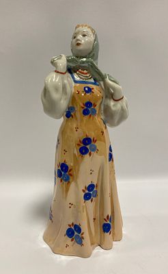 Фигура девушка в платке. Высота 21 см. Клеймо внизу на основании Дулевский фарфоровый завод. 