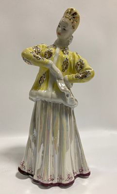 Фигура Девушка в кокошнике. Высота 22 см. Клеймо внизу на основании Дулевский фарфоровый завод 