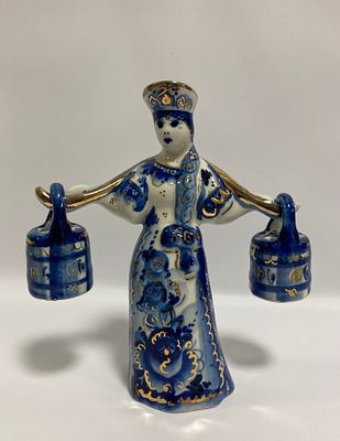 Фарфоровая солонка-перечница Девушка с коромыслом, Гжель. Высота 17 см. Клеймо внизу на дне.