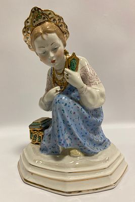 Фигура из фарфора Настенька. Автор Богданова О.М. Высота 22 см. Клеймо внизу на основании 