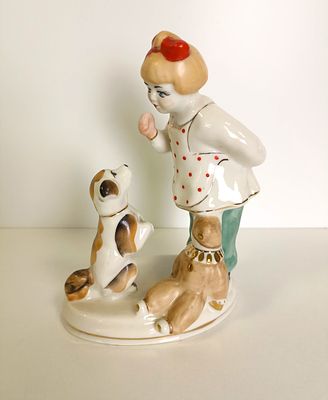 "А ну-ка, отними!", 
Полонский завод художественной керамики, 
Высота 15 см, 
Клеймо, 
СССР