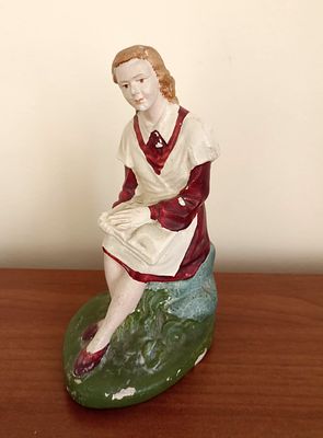 Гипсовая статуэтка &laquo;Школьница&raquo;.
Высота 18 см. 
СССР, XX век. 60-е годы.
Кунгурский завод 