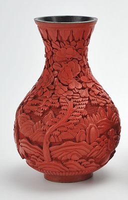 Китайская резная лаковая ваза в многоступенчатой технике Цинабар, 20 в. На вазе изображены пары 