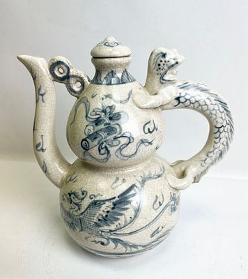 Фарфоровый чайник в технике бело-голубой эмали традиционной тыквообразной формы. Ручка 